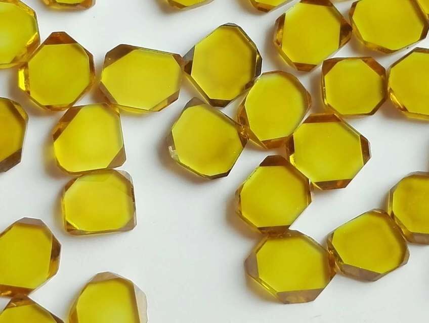 China Yellow Color HPHT Single Crystalline Diamond High Purity Synthetic Diamond Type